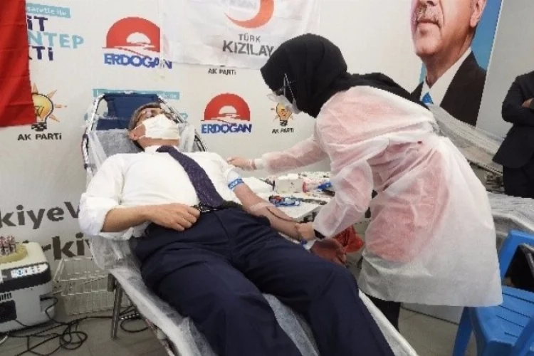 AK Parti'lilerden Kızılay'a kan bağışı