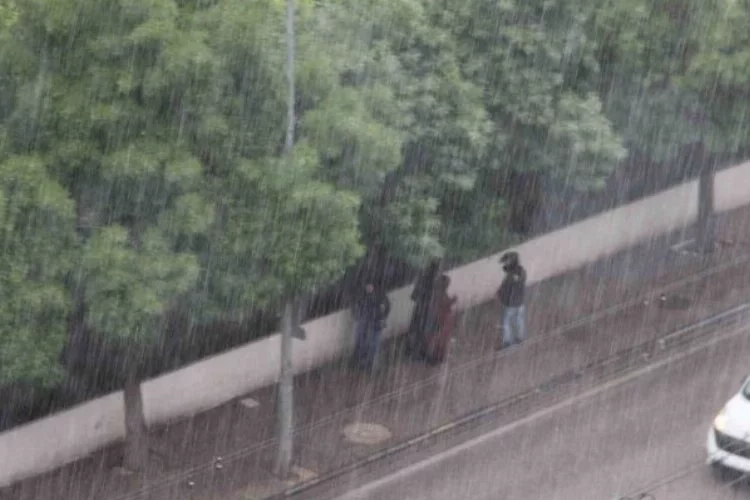 Aniden bastıran sağanak yağış vatandaşları hazırlıksız yakaladı