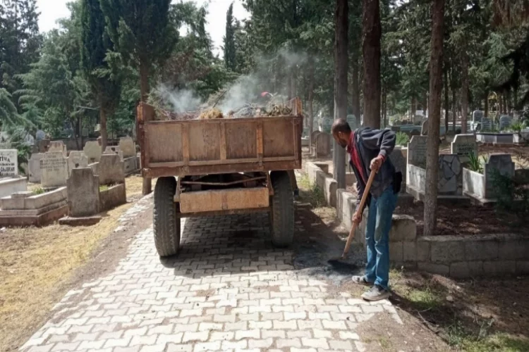 Asri mezarlıkta bayram temizliği