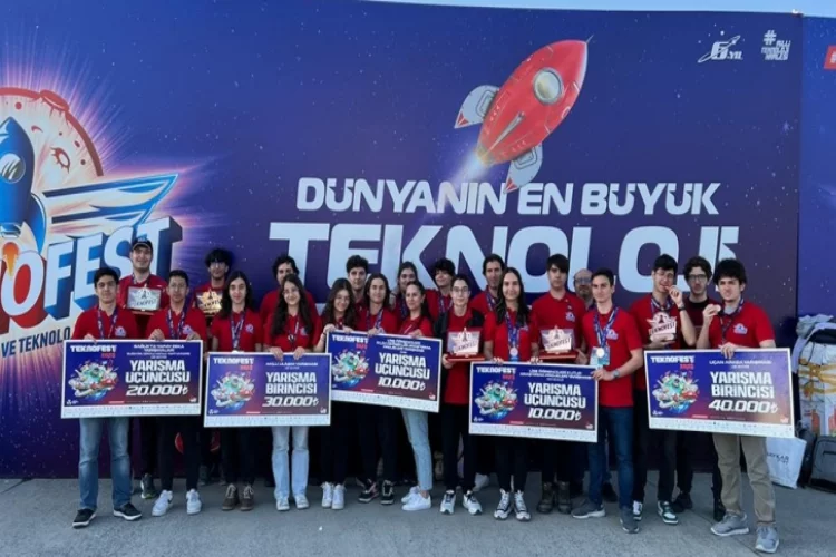 Bahçeşehir Koleji öğrencileri ödülleri topladı