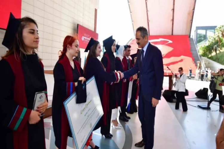 Bakan Özer, HKÜ’nün mezuniyet törenine katıldı