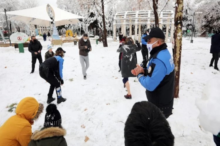Başkan Şahin, polis ve çocuklarla kar topu oynadı
