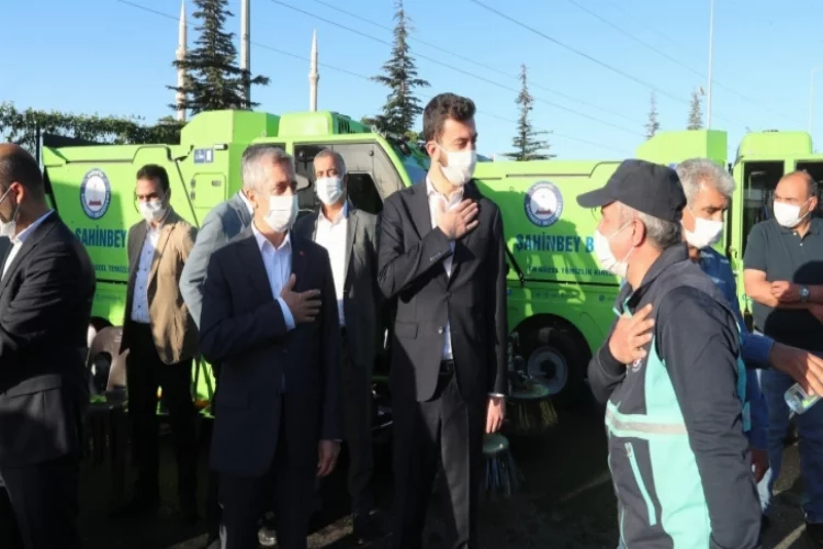 Başkan Tahmazoğlu belediye personelinin bayramını kutladı