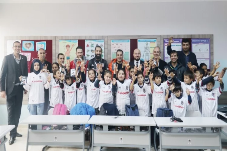 Beşiktaş’tan Gaziantep’teki öğrencilere forma