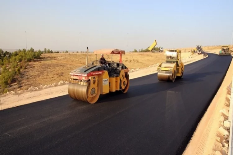 Beykent’te yeni açılan yollar asfaltlanıyor