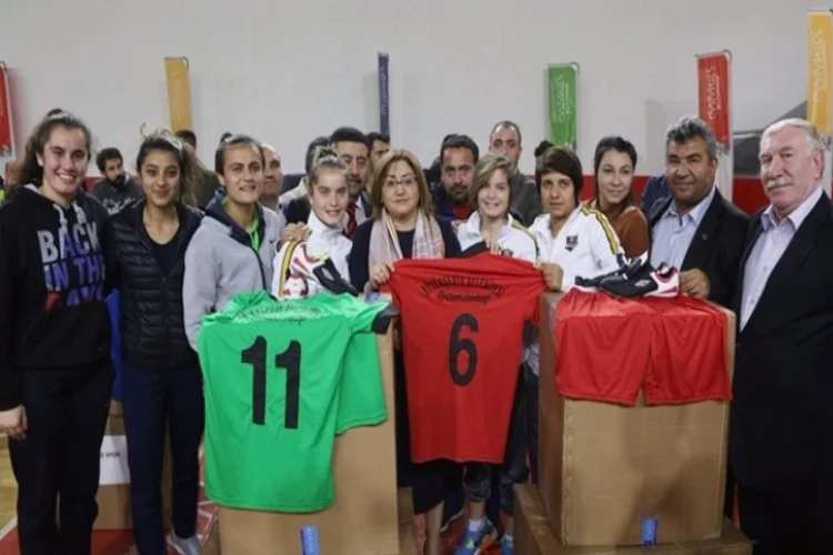 Büyükşehir, amatör futbolculara malzeme yardımı