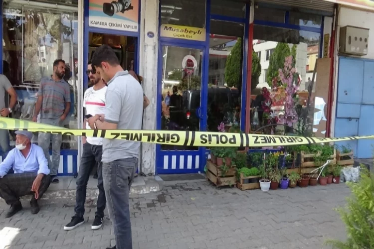 Çiçekçi dükkanına yapılan saldırıda başka bir iş yerindeki 3 kişi yaralandı