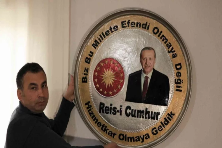 Cumhurbaşkanı Erdoğan’a üzerinde portresi bulunan bakır tepsiyi hediye etmek istiyor