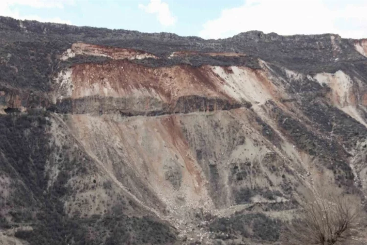 Deprem doğal mağaraların olduğu dağda kopmalara neden oldu