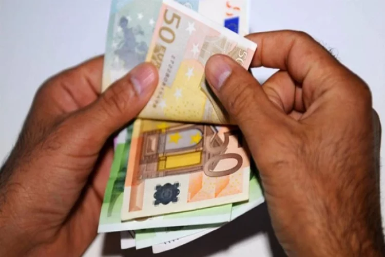 Dolar 3.90'ı gördü, Euro'da tarihi rekor kırıldı