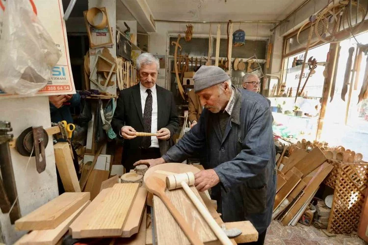 Tahmazoğlu 86 yaşındaki marangoz ustasına misafir oldu