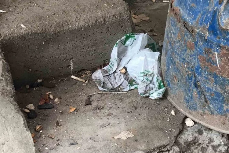 Seyyar satıcı yediği çekirdeklerin kabuklarını en yakın çöp kutusuna kadar cebinde taşıyor