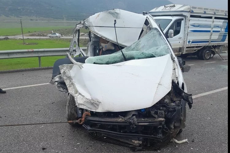 Gaziantep’te hafif ticari araç ile kamyonet çarpıştı: 3 yaralı