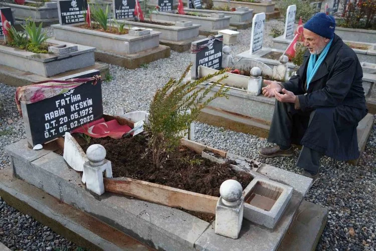 Depremde eşi ve kızını, 10 ay sonra da engelli oğlunu kaybetti, 6 Şubat sabahına mezarlıkta girdi