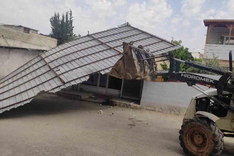 Gaziantep’te etkili olan rüzgar bir evin çatısını uçurdu
