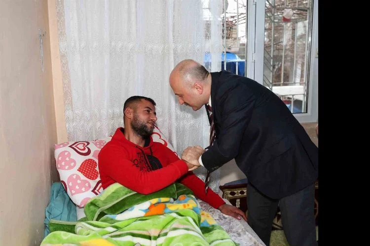 Vali Varol, yaralı askeri evinde ziyaret etti