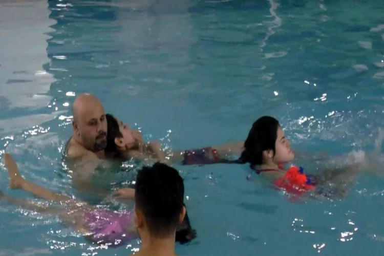 Engelli çocuklara yüzme terapisi