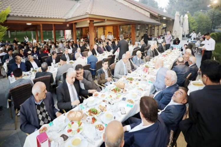 Fadıloğlu, eski başkanlar ve meclis üyeleriyle iftar açtı