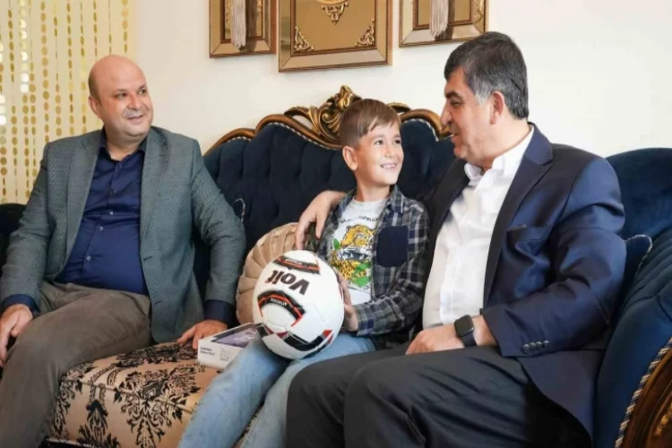 Fadıloğlu’ndan Ali Kaan’a tablet ve futbol topu