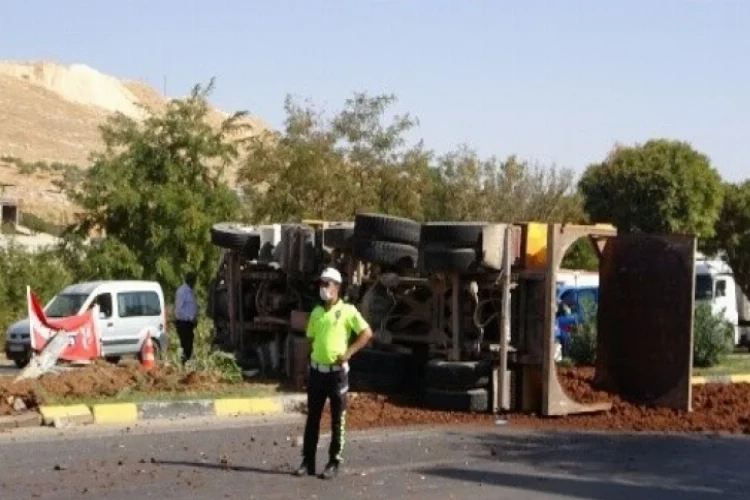 Freni boşalan kamyonet kamyona çarptı:1 yaralı