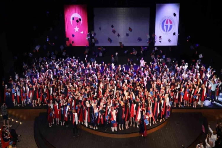 GAÜN Fen Edebiyat Fakültesi mezunlarını uğurladı