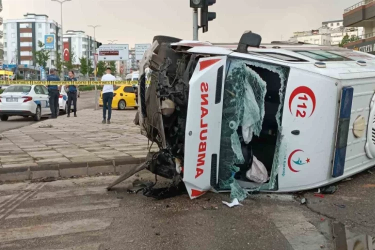 Gaziantep’te ambulans devrildi: 4 yaralı