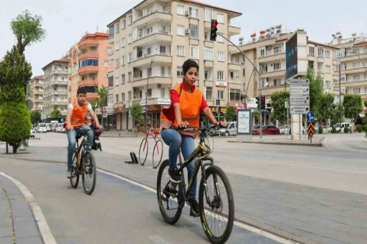 Gaziantep’te bisiklet ve elektrikli scooter sürücülerine reflektif yelek dağıtıldı