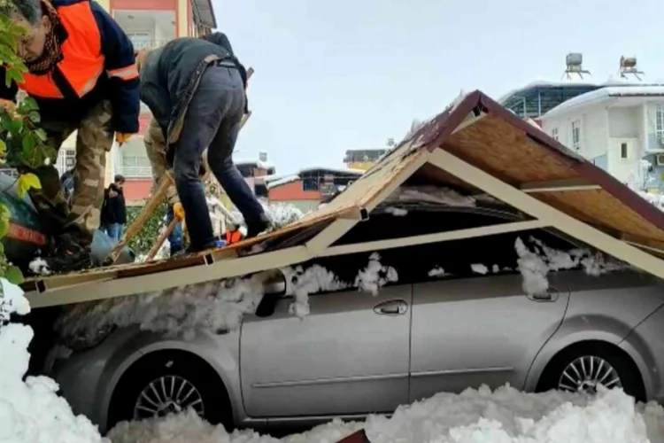 Gaziantep’te çatı çöktü, 20 araç hasar gördü