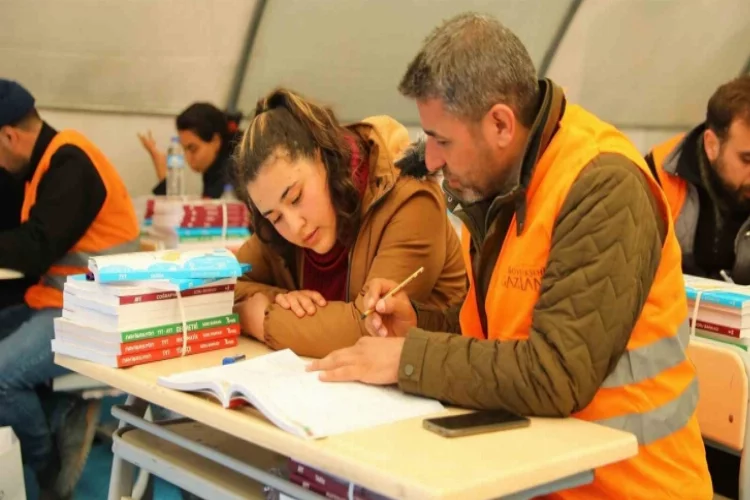 Gaziantep’te depremzede öğrencilere maddi destek