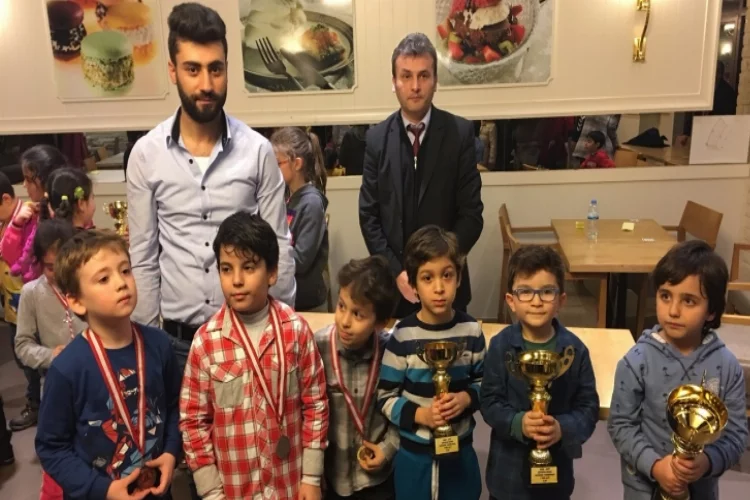 GKV'li minik satranççılar ödülle döndü