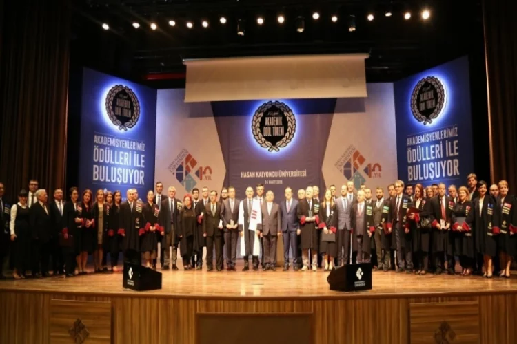 HKÜ'de başarılı akademisyenler ödüllendirildi