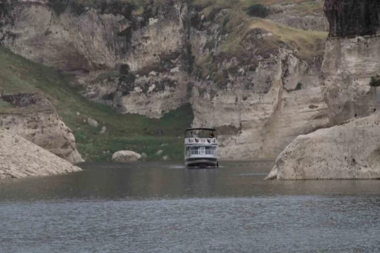 Ilısu Baraj gölündeki su seviyesi yükseldi: Turistler Deliklitaş Mağarasını tekne ile görme fırsatı buldu