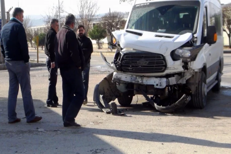 İşçi servis minibüsleri çarpıştı: 1'i ağır 20 yaralı
