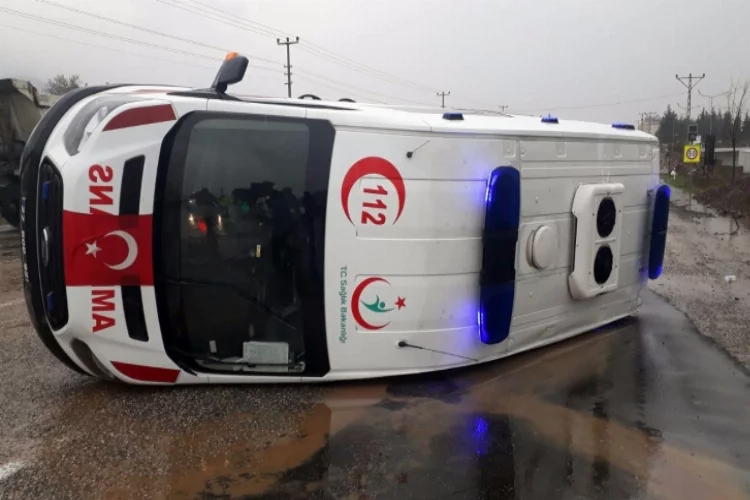 İslahiye'de ambulans devrildi: 2 yaralı