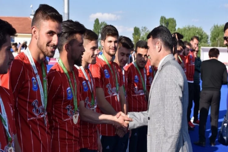 Karakan şampiyonları kutladı