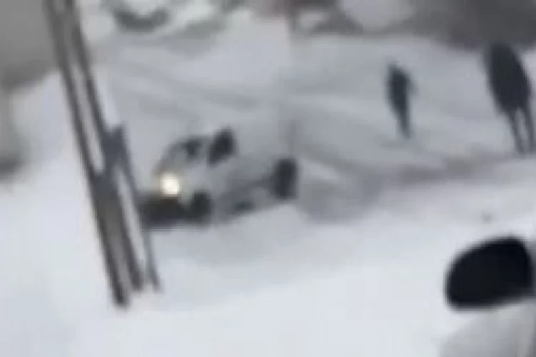 Karlı yolda araç kaydı, küçük çocuk ölümden döndü