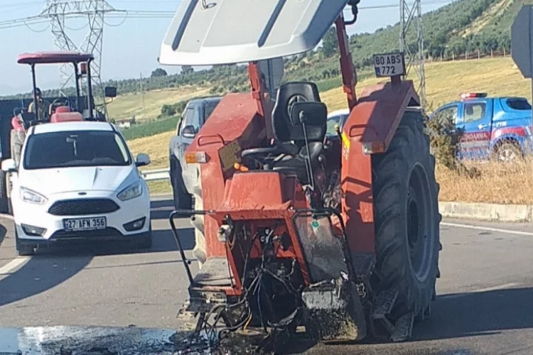 Kazada ikiye ayrılan traktörden yaralı kurtuldu