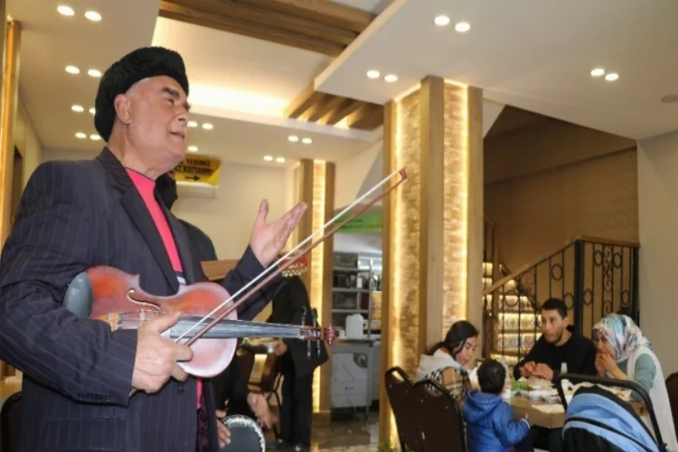 Kebapçılar ilk müşterilerini müzik, halay ve türküyle karşıladı