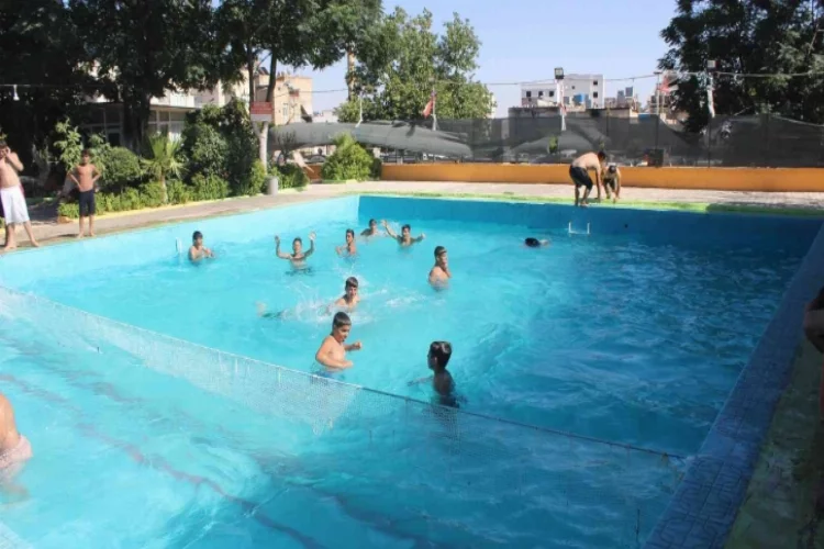 Kilis’te aşırı sıcaktan bunalanlar havuzlarda serinliyor