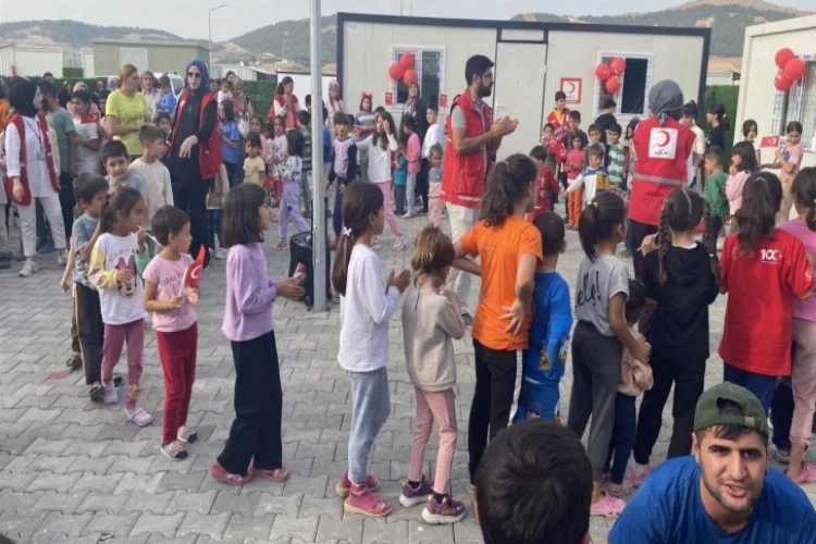 Kızılay Haftası etkinliğinde depremzede çocuklar doyasıya eğlendi