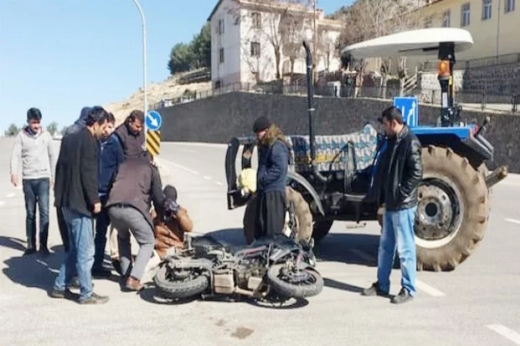 Nurdağı'nda motosiklet traktör ile çarpıştı