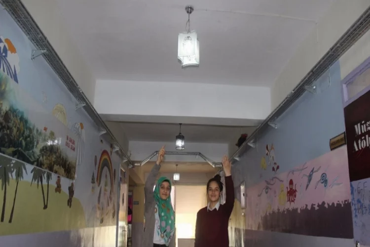 Öğrenciler kendi okullarının elektriğini üretiyor