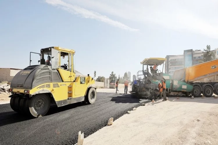 Osmangazi Mahallesi’nde yeni açılan yollar asfaltlanıyor
