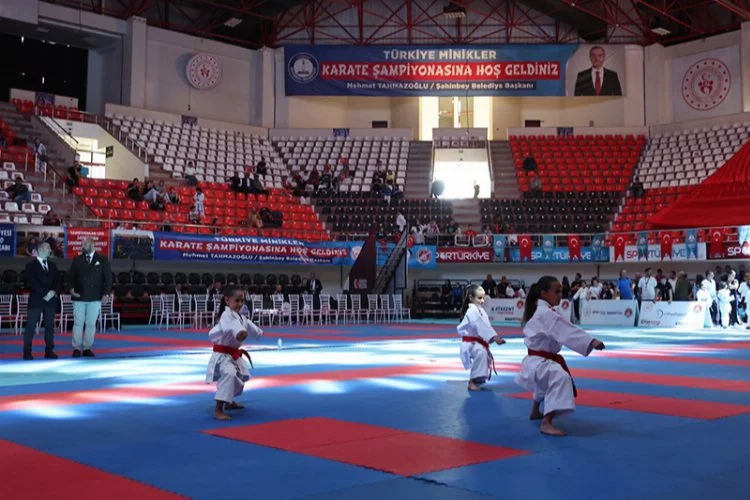 Şahinbey Belediyesi minik karatecileri ağırladı