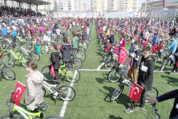 Şahinbey'de başarılı öğrencilere bisiklet
