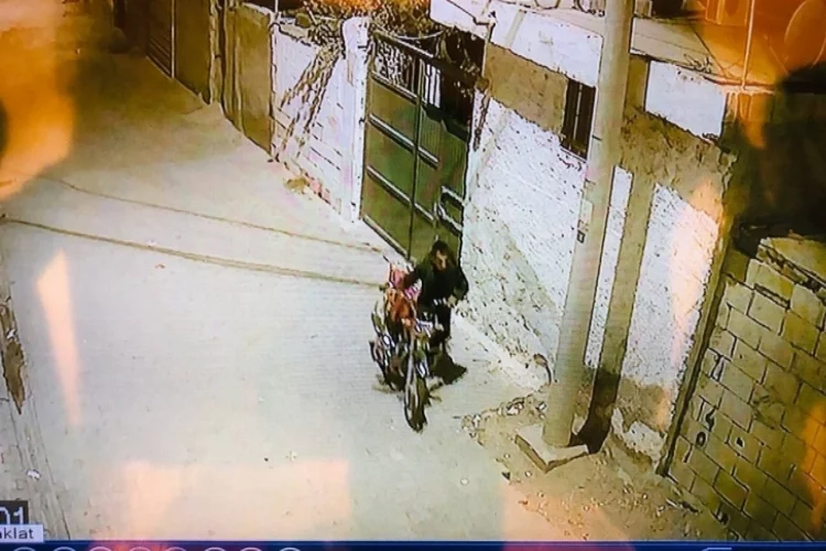 Şanlıurfa’da motosikletin çalınma anı kameraya yansıdı
