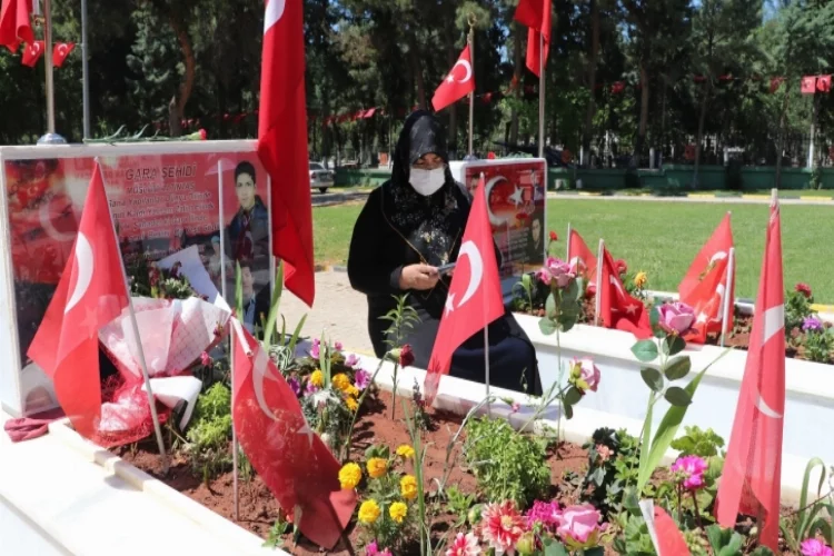 Şehit aileleri çocuklarının mezarlarını ziyaret edip dualar ettiler