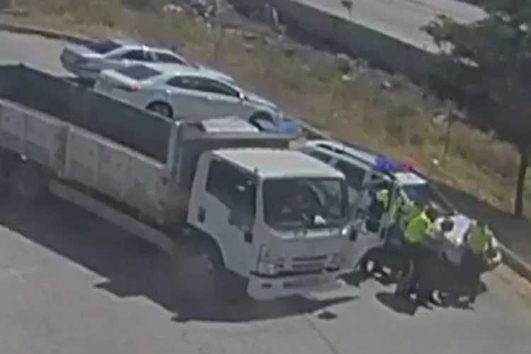Seyir halinde nefesi kesilen kamyon sürücüsünü polisler hayata döndürdü