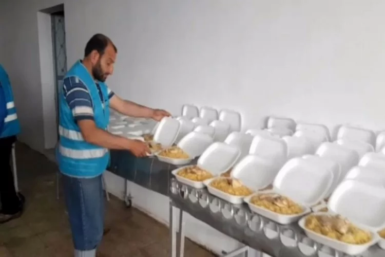 Sınır ötesinde kurulan mutfakta 3 bin kişiye iftar çıkarılıyor