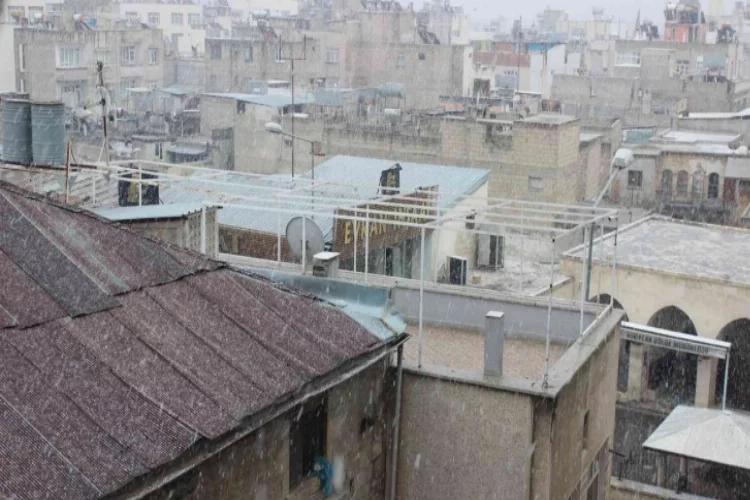 Suriye sınırında 2 yıl aradan sonra kar yağdı